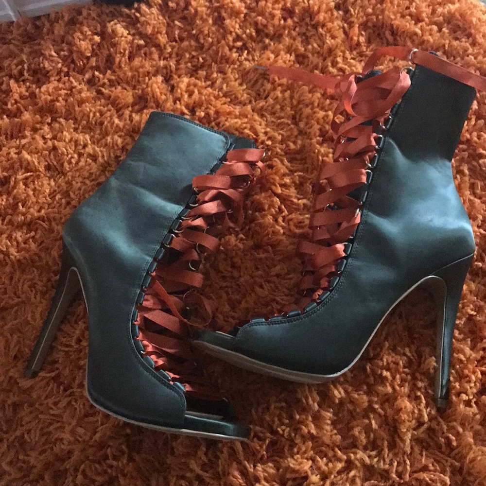 NEW Army green shoe with tie, never worn